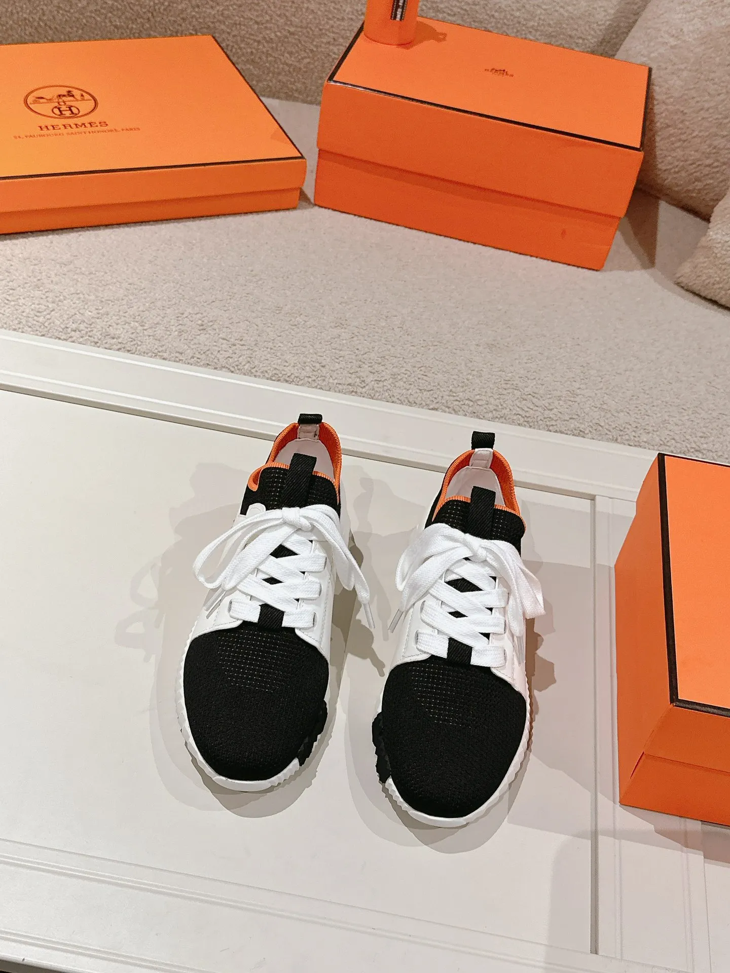 Men's shoes 💰600💰 Hermes top version # Hermès H family classic couple's casual sports shoes Couple's casual sports dad shoes combine high-tech canvas and suede goatskin, and are decorated with an exaggerated "H" letter on the rubber sole. The italic design and bright colors show vitality and continue the brand's design inspiration. Stroll around the city lightly and feel free and comfortable. Exquisitely packaged at the delivery counter 🛍📦 Fabric: Original special material and cow suede Lining: Customized breathable mesh Outsole: Open-molded TPU + rubber foam material Bottom thickness: 3CM Size: 35-45
